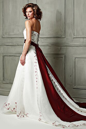 Wedding dresses with color accent Photo - 6