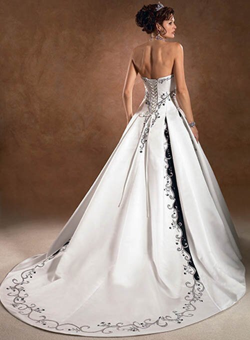 Best wedding dresses for short brides Photo - 3